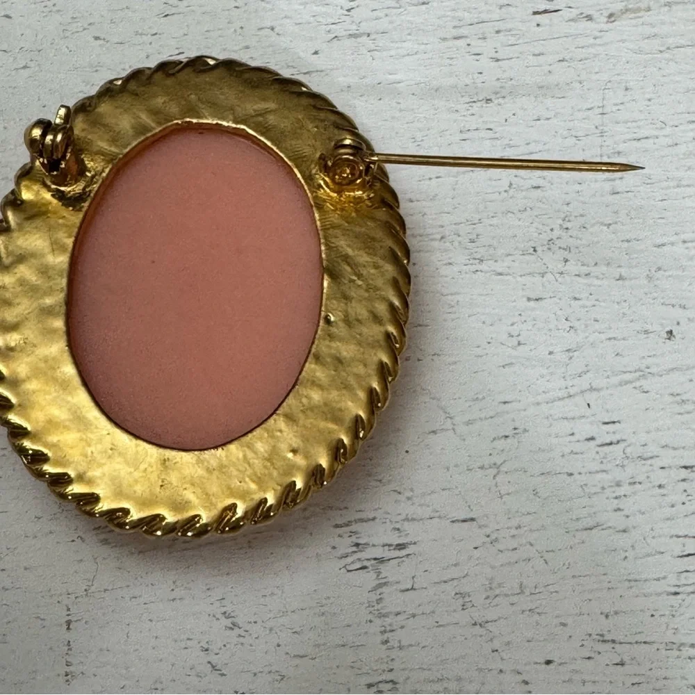 Beautiful Vintage Lady Cameo Brooch
